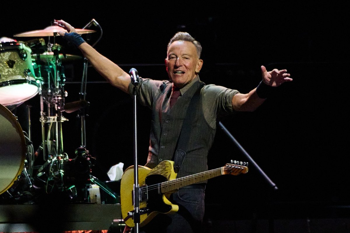 Bruce Springsteen brought Patti Scialfa back to the stage and kept the surprises coming at a triumphant L.A. show, his first in the city in eight years. 

Rolling Stone's dispatch from the show: rollingstone.com/music/music-li…