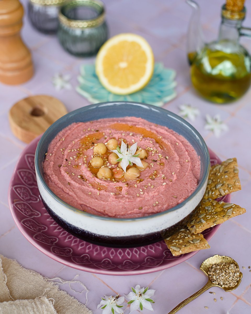 Bientôt l'heure de l'apéro : voici une recette d'houmous de betterave ultra facile à faire et délicieuse. On peut y tremper des bâtonnets de légumes ou en tartiner des crackers... ou toute autre proposition 😋
La recette : turbigo-gourmandises.fr/houmous-de-bet…