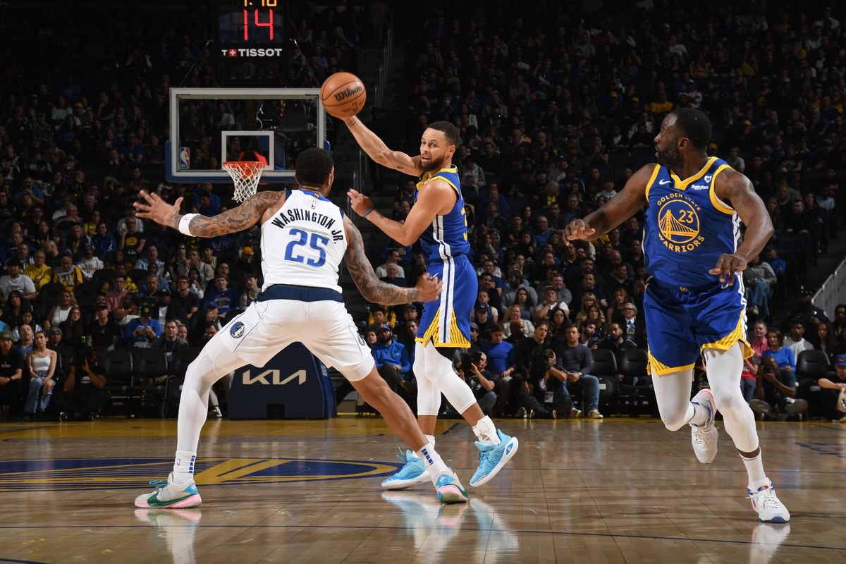RitmoNba's tweet photo. "Doblar a Steph Curry es lo PEOR que puedes hacer", dijo el otro día LeBron James.

Hacerlo en un pick &amp; roll con Draymond Green desbloquea una de las armas más letales de Golden State Warriors. Analicemos cuál es y por qué 🧵 https://t.co/ls4GnLeR6z