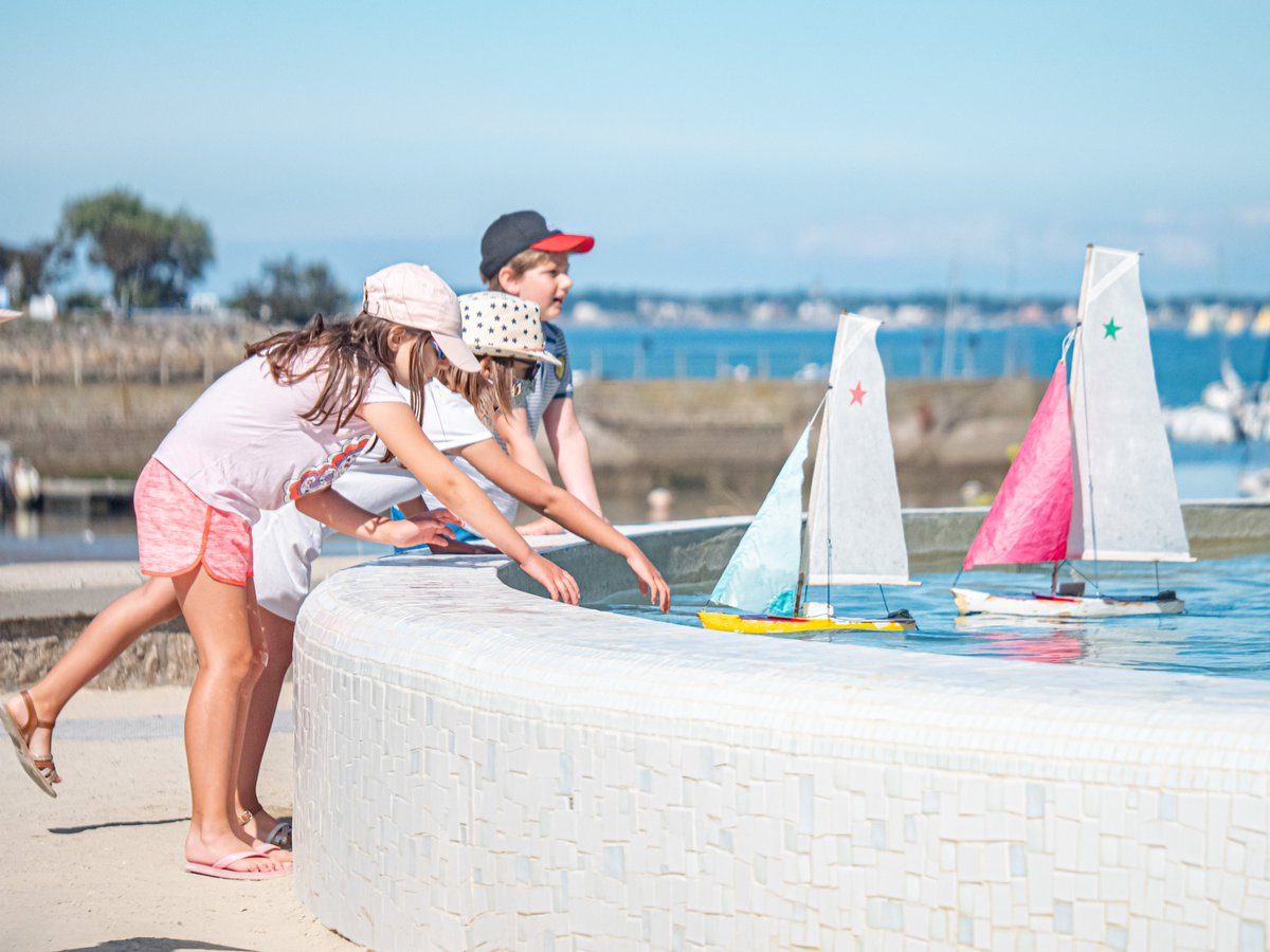 ⛵️𝐚𝐥𝐥𝐨𝐧𝐬 𝐦𝐨𝐮𝐬𝐬𝐚𝐢𝐥𝐥𝐨𝐧𝐬 ! Le bassin à bateaux est à nouveau en eau, pour la plus grande joie des petits (et des grands) ! 😊 #MonPornichet #pornichet