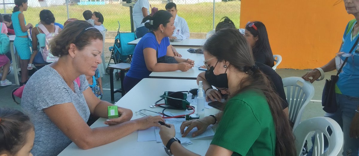 dirsaludbarinas's tweet photo. 🗣️📢Esta Jornada de la #GMVM y #MPPS se realizó en cumplimiento al Vértice 1  Protección de la salud y la vida de la mujer en todas sus etapas, donde las beneficiarias recibieron servicios de Odontología, Inmunización, Pediatría, Nutrición y entrega de medicamentos; entre otros. https://t.co/Wlq1flGQTq