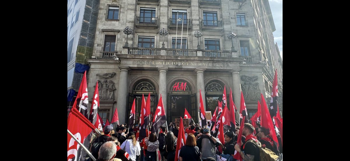 CGTBarcelona's tweet photo. Solidaridad y apoyo mutuo en las luchas. Por una vida y un trbajo digno! 👊🏽👊🏽👊🏽

@CGT siempre en la calle 📢 🔴
@hm @elcorteingles @Apple @ZARA @stradivarius @InditexSpain https://t.co/9Ee9V4OwII