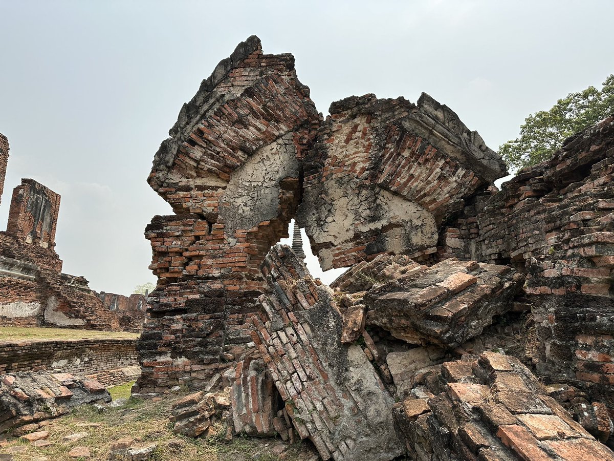 StephenLokier's tweet photo. Another example of how #anthropogenic structures (buildings) can be used to explain #GeologicalStructures. This time, a nice example of faulting…. normal or reverse?
#EarthSciences #geology @DerbyUni @DerbyUniGeo https://t.co/ctgokcq2Yk