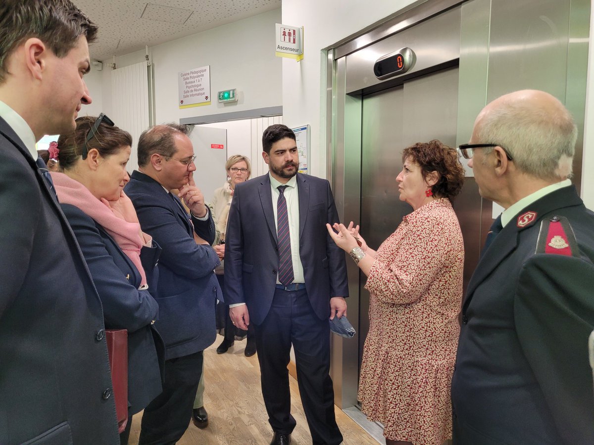 Le ministre du #logement @guillaumekasba s'est rendu à @villedelouviers pour visiter le centre d'hébergement de l' @ArmeeduSalut, avec @fxpriollaud, @terlez Anne, @LEBASNicolas, ss préfet. 127 places pour aider les + démunis à retrouver dignité et place dans la société.