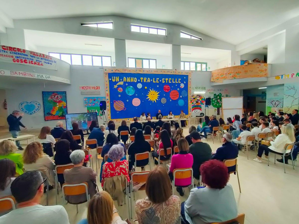 I bambini sono spugne, apprendono in fretta e sanno fluire semplici emozioni. 
Un pomeriggio a Villabate che è stato un dono prezioso, la spontaneità e la genuinità di questi bambini è stata vitalità e bellezza.
Un ringraziamento a tutti gli insegnanti e soprattuto alla preside,