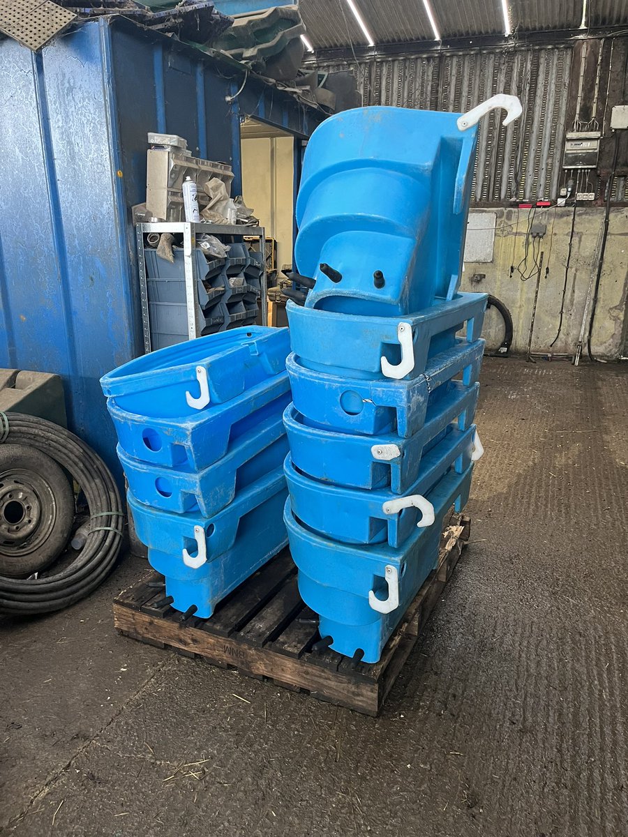 Hylo67's tweet photo. 96.5% calved means less calves beef calves selling well and no more in smaller groups they’re either on batch feeders or auto feeder Hanging up some of the gear #endinsight https://t.co/zU68XFdZ7J