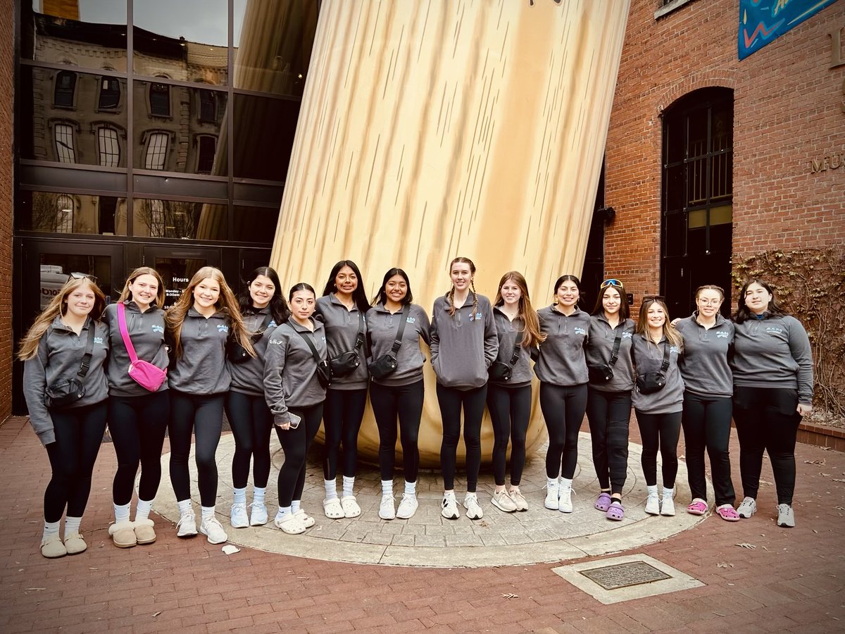 Our Spring Break Kentucky trip turned into us being tourists due to the rain messing up the fields we were going to play on, still had a good time though. Until next time Louisville ✌️ @dls_softball @SluggerMuseum