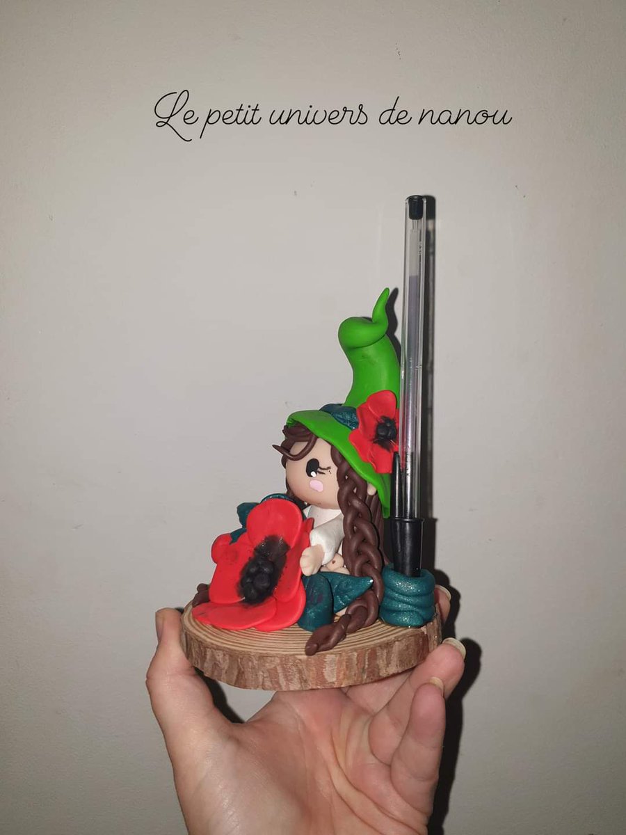 Eh bonjour je retourne dans mon univers féerique cela fait  du bien 🥰 Je vous presente un porte stylo avec COQUELICAT la petite elfe aux coquelicots 🥰 
.Créé en pâte fimo #fimoclayart #smallbusiness #handmade #elf #fairytaleuniverse #fairyland #fairy #flowers #poppy #penholder