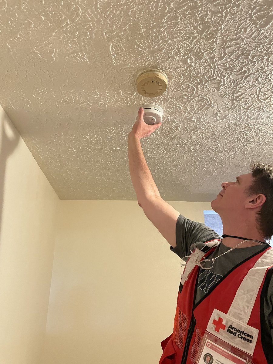 Preble County friends! We're hosting a Sound the Alarm event with the @prebcoema on Saturday May 4 and we need volunteers to help us install smoke alarms in the county! Use this link to get more information and to sign up to volunteer: rdcrss.org/3ILUSfq