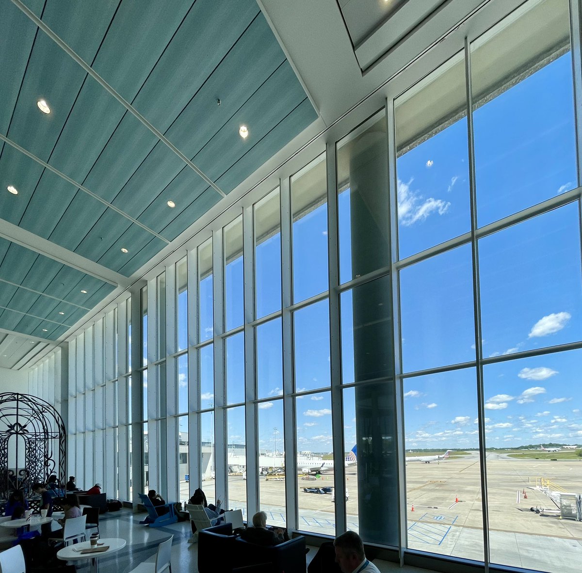 andrewharing's tweet image. .@iflyCHS views brought to you by @OldcastleBE ✈️