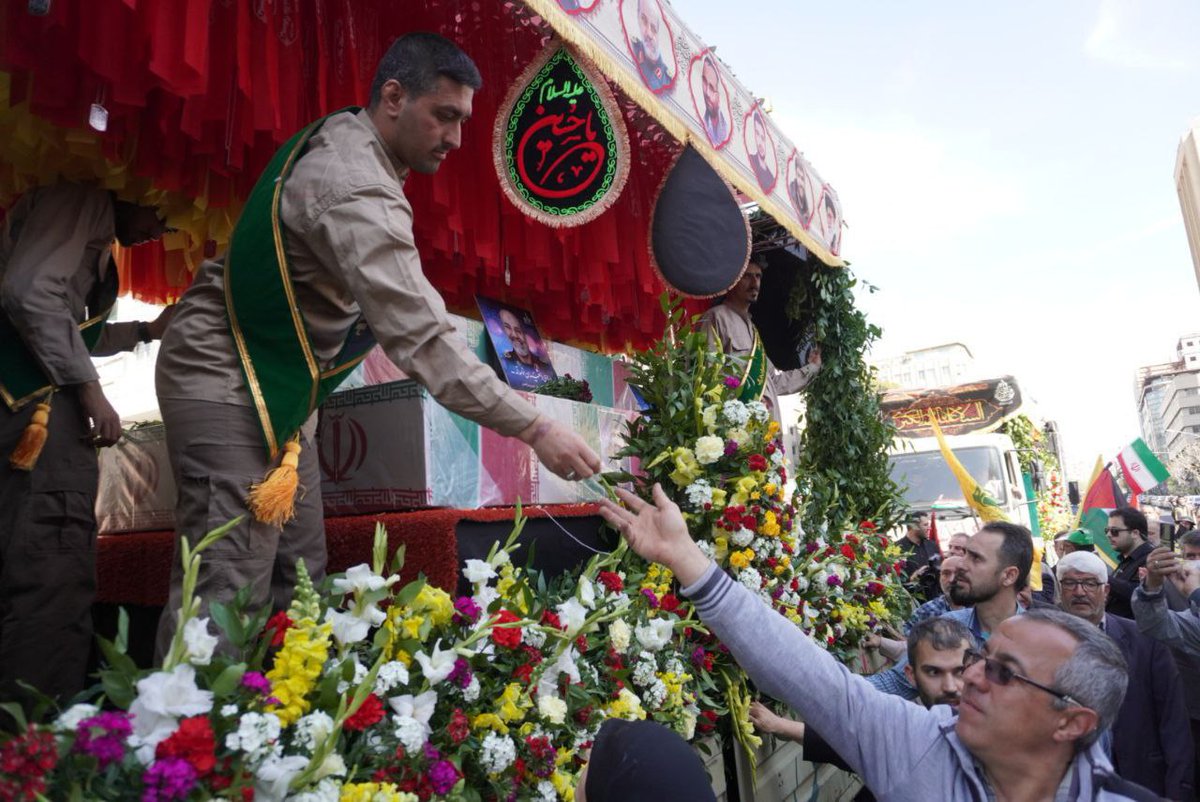 حاج حسین یکتا: 
حاج قاسم سلیمانی با شهادتش 
در بالای ماذنه اذانی گفت 
به افق افول آمریکا 
و این شهادت کلیدِ 
فتح بیت المقدس است
ما اکنون به پشت دیوارهای 
بیت المقدس رسیده‌ایم .. 
#روز_اسلام
#طوفان_الاحرار