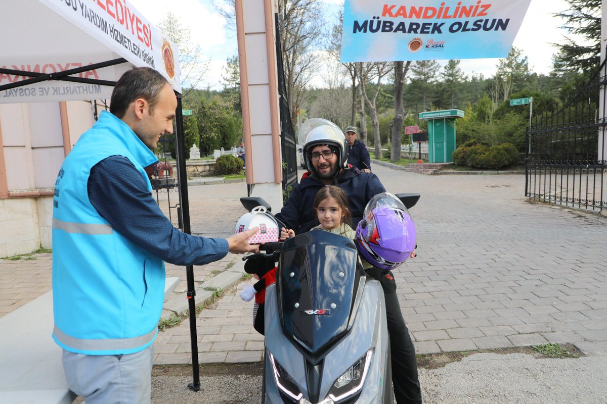 Mezarlık ziyaretinde bulunan hemşehrilerimizin Kadir Gecelerini tebrik ederek, ikramda bulunduk. Kandilimiz mübarek, dualarımız kabul olsun.✨