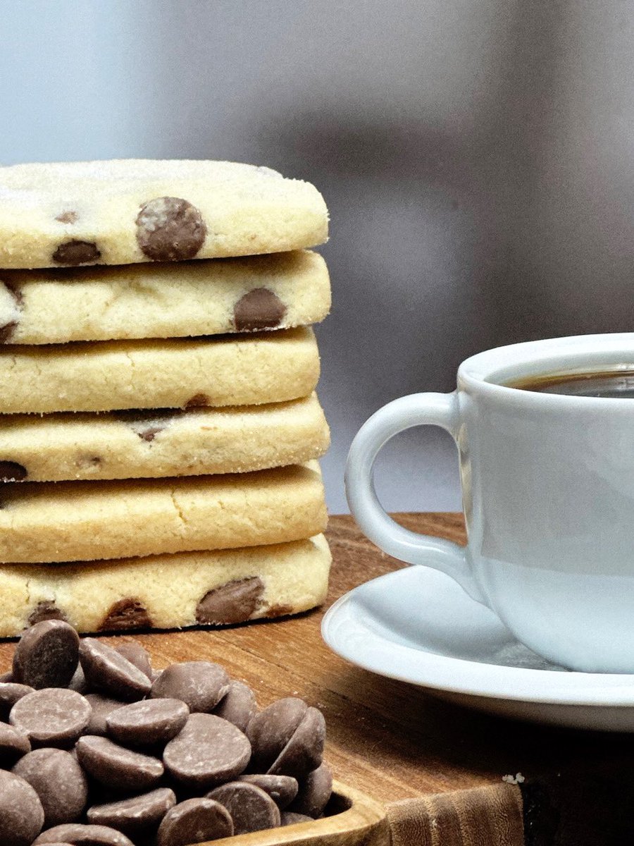 Chocolate Chip Shortbread
Recipe: sarahsslice.co.uk/post/milk-choc…
l used to buy the squares in Marks and Spencer’s with milk chocolate chips. I decided to try and recreate the M&S ones and I think they are pretty near!
#Shortbread #shortbread #shortbreadbiscuits #Foodwriter #sarahsslice