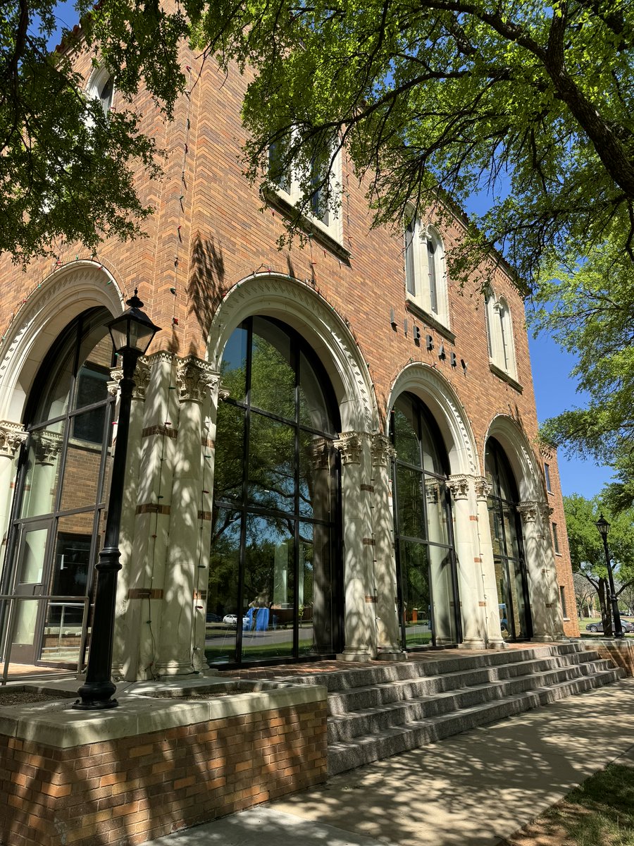 MoffettLibrary's tweet image. Today is National Library Day! Before the semester ends, make sure to come over to Moffett Library. 😄

#msutexas #moffettlibrary #clubmoffett
