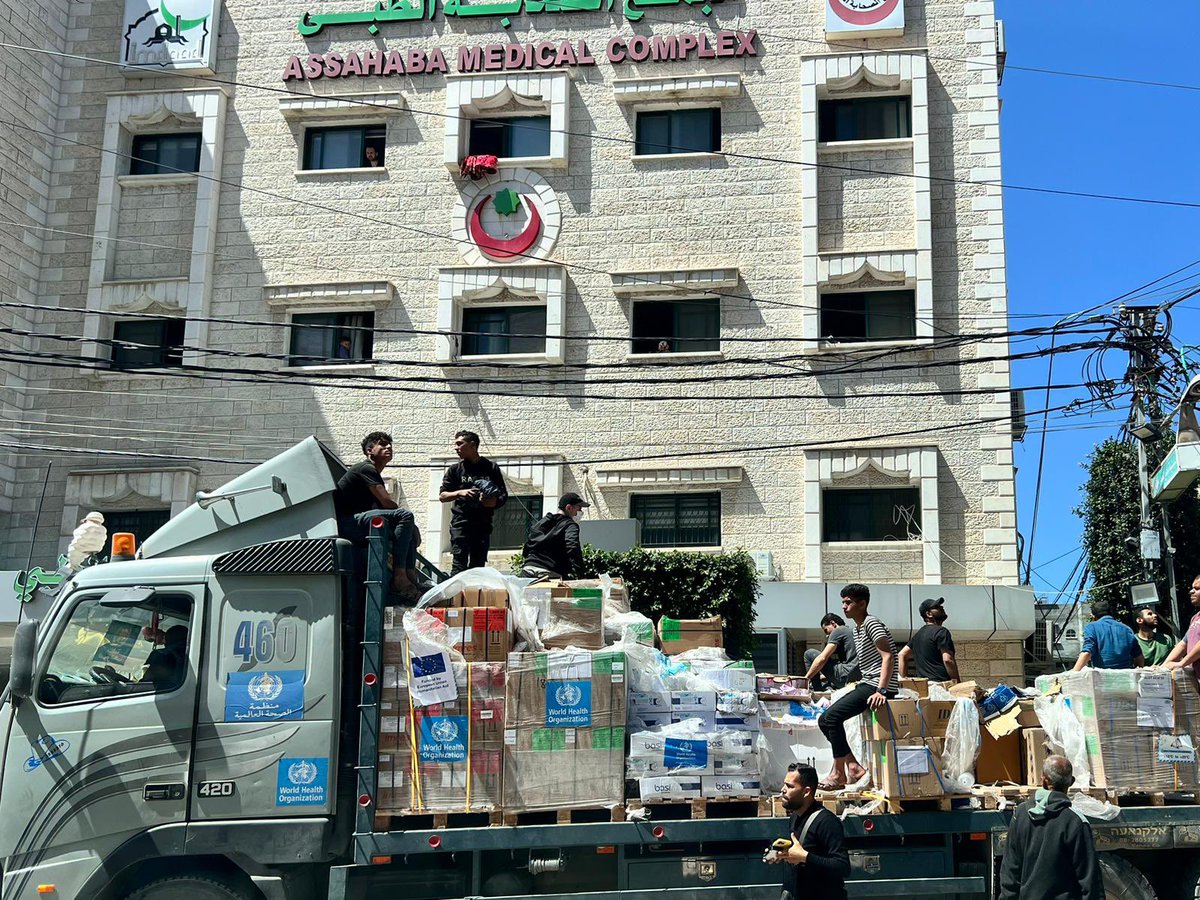 Amid ongoing hostilities in #Gaza city, in a highly complex mission @WHO and partners yesterday delivered: - medical supplies for ~1000 patients and one pallet of canned food to As-Sahaba Hospital; - medical supplies for ~1000 patients to Al-Ahli hospital; facilitated the…