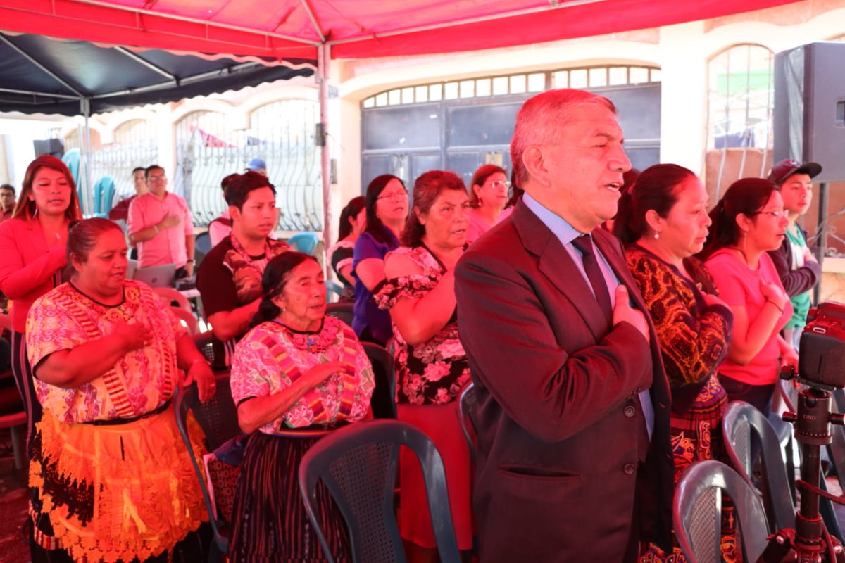 Con la presencia del alcalde, Juan Fernando López Fuentes e integrantes del concejo municipal, la mañana de este 5 de abril se realiza la colocación de la primera piedra del Proyecto “Mejoramiento 11 calle “A”, en cero avenida zona 8, Quetzaltenango. #MuniXela #SeguimosTrabajando