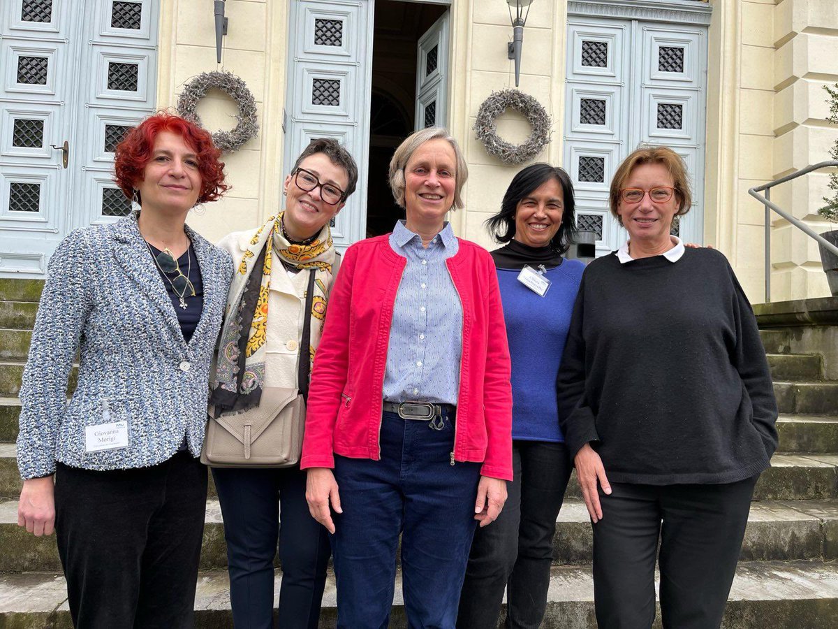 qubit_ulm's tweet photo. Big reunion of former Clarendon #quantum post docs @UniofOxford to commemorate #dagmarBruss round birthday #physicsandfriends #quantumwomen #womeninscience #goodoldtimes #qit https://t.co/ntBzkZh7P1
