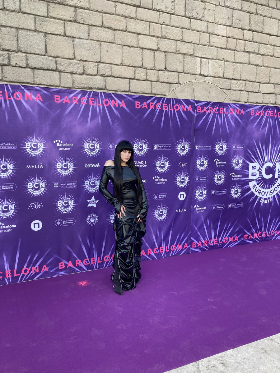 Teya Dora has joined us on the purple (lila 😉) carpet 🌸