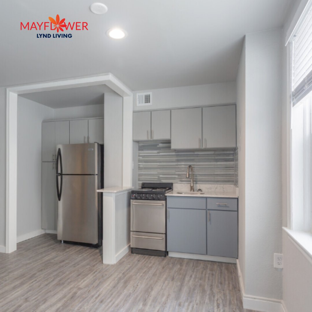 MayflowerVB's tweet photo. Modern two-tone cabinets &amp; updated stainless steel appliances make this the kitchen you've been pining for! Want to see more? Head to: https://t.co/QVdqx1F3jA https://t.co/DnBAfUrrIw