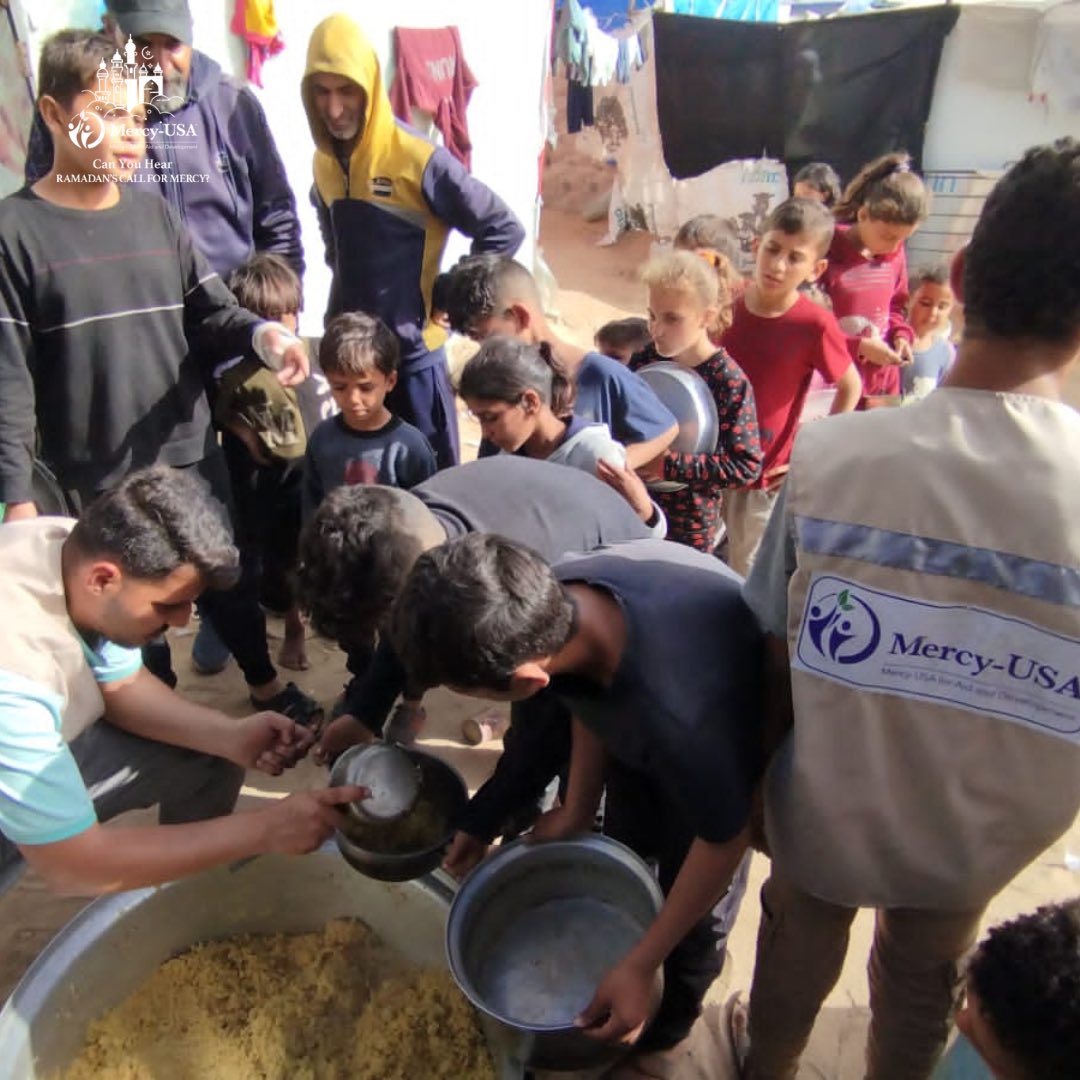 MercyUSA's tweet photo. Our partner on the ground, the Agricultural &amp; Environmental Development Society (AED) is cooking, packaging and distributing hot meals with bottled water along with fresh produce to displaced families. 🌙🙏🏽⁣
⁣
Donate to help feed people in Gaza 🔗 https://t.co/v7Iyz3o0Gp https://t.co/YLQaJ2vWRS