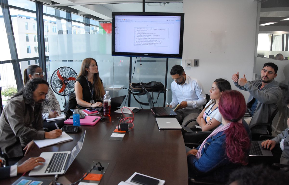 UNGRD's tweet photo. #AEstaHora | El equipo técnico de #CooperaciónInternacionalUNGRD se reúne con ACDI/VOCA para impulsar iniciativas que fortalezcan el enfoque étnico en la gestión del riesgo en Colombia, en el marco del SNGRD. 🧵 https://t.co/DVCjkMDsA4