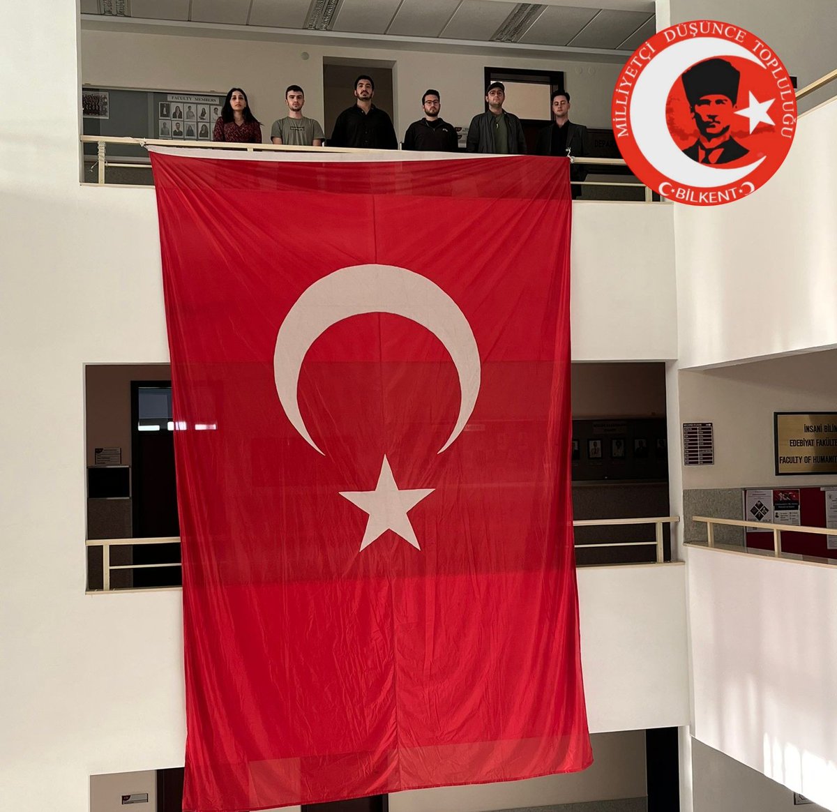 Bilkent Üniversitesi'nde okuyan Türk evlatları soldaki paçavrayı indirip yerine Türk Bayrağı astı.