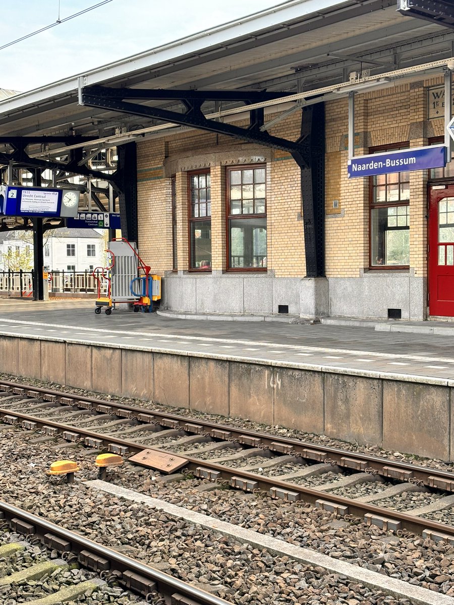 Van Amsterdam Centraal om 18:10 uur- Amersfoort Vathorst die opeens niet stoppen in Weesp en helemaal géén informatie aan de reizigers gedeeld. 
en nu terug naar Almere Muziekwijk via Naarden Bussum  👎👎👎👎 <a href="/NS_online/">NS online</a>