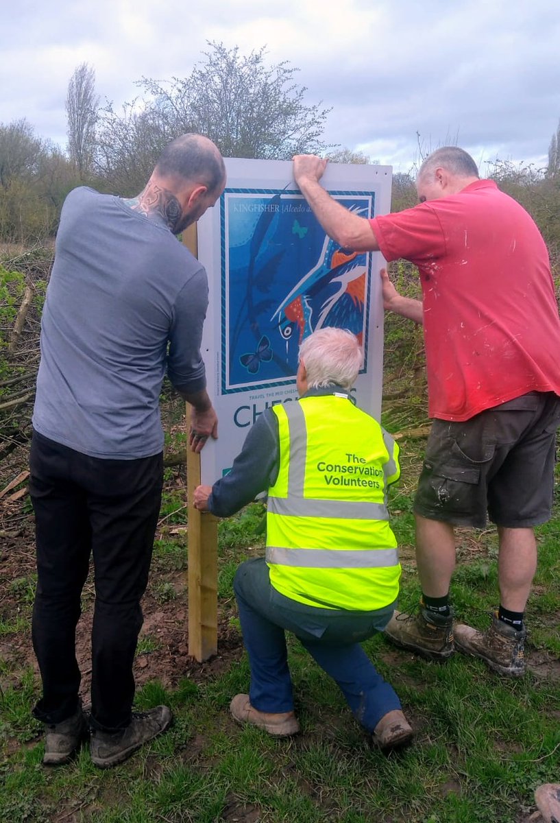 The @CountessPark @RamblersGB Wellbeing Walk group had an early preview, ahead of the official opening on Sunday, of the completed #CheshiresWonderfulWildlife art trail featuring 12 stunning posters by @nickythompsona1. Huge thanks to @TCVMerseyside volunteers for helping us out.