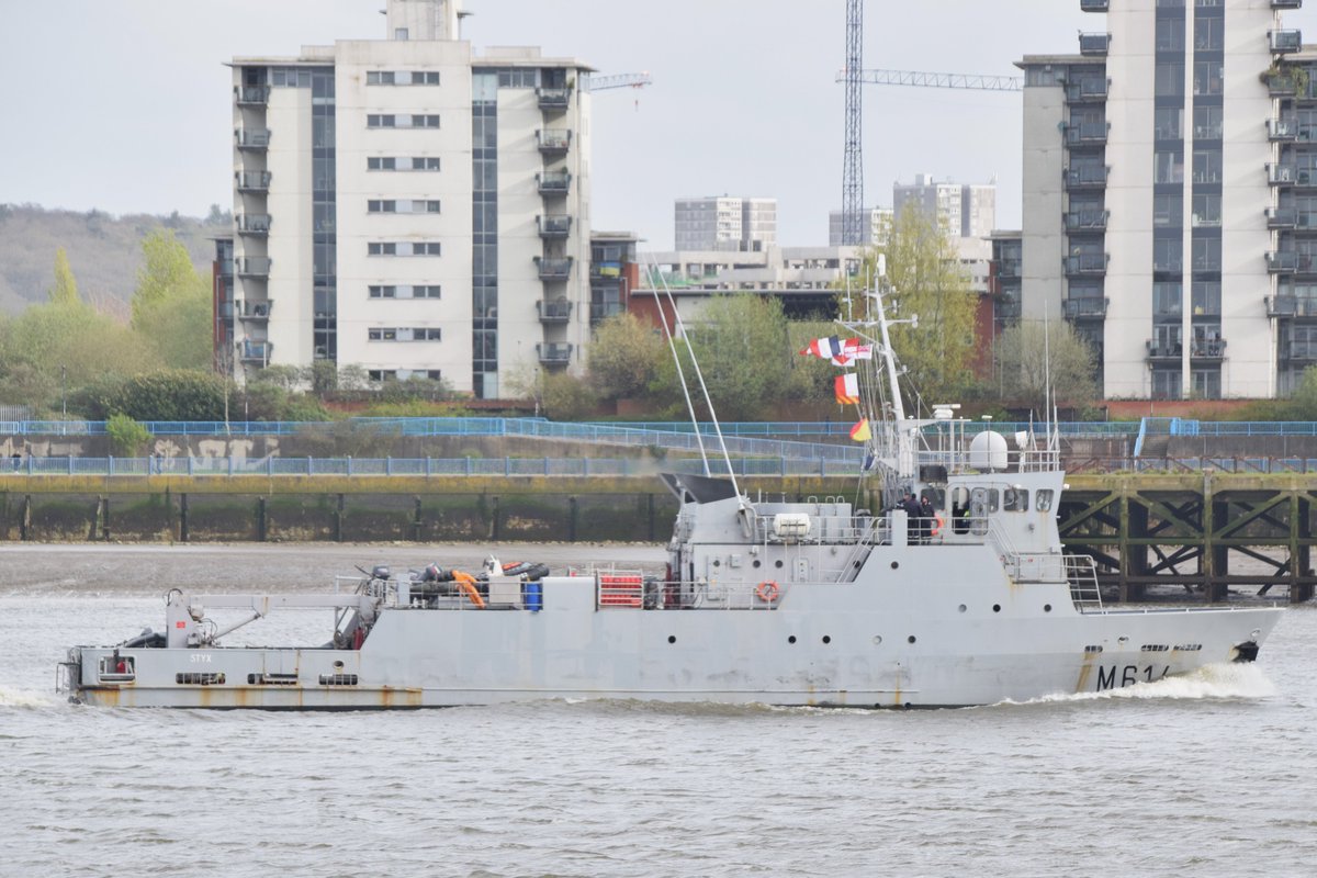 An interesting, and rare, visitor to the #Thames today with 🇫🇷 @MarineNationale FS STYX M614 heading for a stay @HMSPresidentRNR in #London. The vessel is one of four Vulcain-class mine clearance diver base ships. #LondonPortCity #Warship #FSStyx #dlr_blog