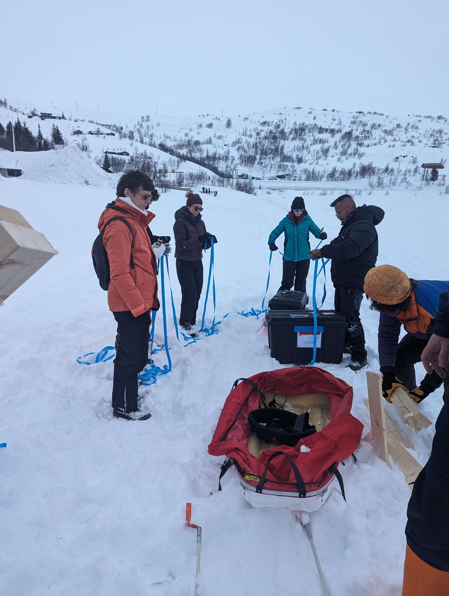Another great day of learning how to program in Arduino, manage field data, effective ways to dig and how to pack field kit, making sure to make time for some snow angels too! #cryoskills