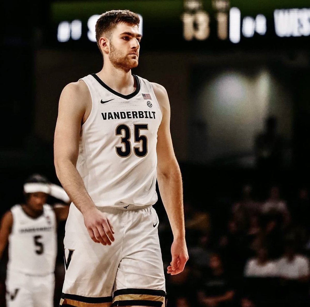 Vanderbilt freshman Carter Lang tells @On3sports he plans to enter the transfer portal The 6-9 post played in 24 games and averaged 11.9 minutes. Is originally from Virginia. on3.com/db/carter-lang…