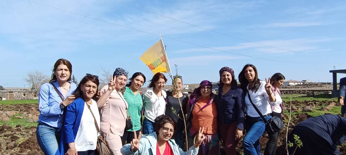 demamedkadin's tweet photo. Milletvekilimiz #HalideTürkoğlu,DBP İl Eşbaşkanı #SultanYaray, Belediye Eşbaşkanlarımız ve yöneticilerimizle TJA öncülüğünde gerçekleştirilen 75 fidan ekimine katıldı.
#JinJiyanAzadi https://t.co/8ZcknneCbg