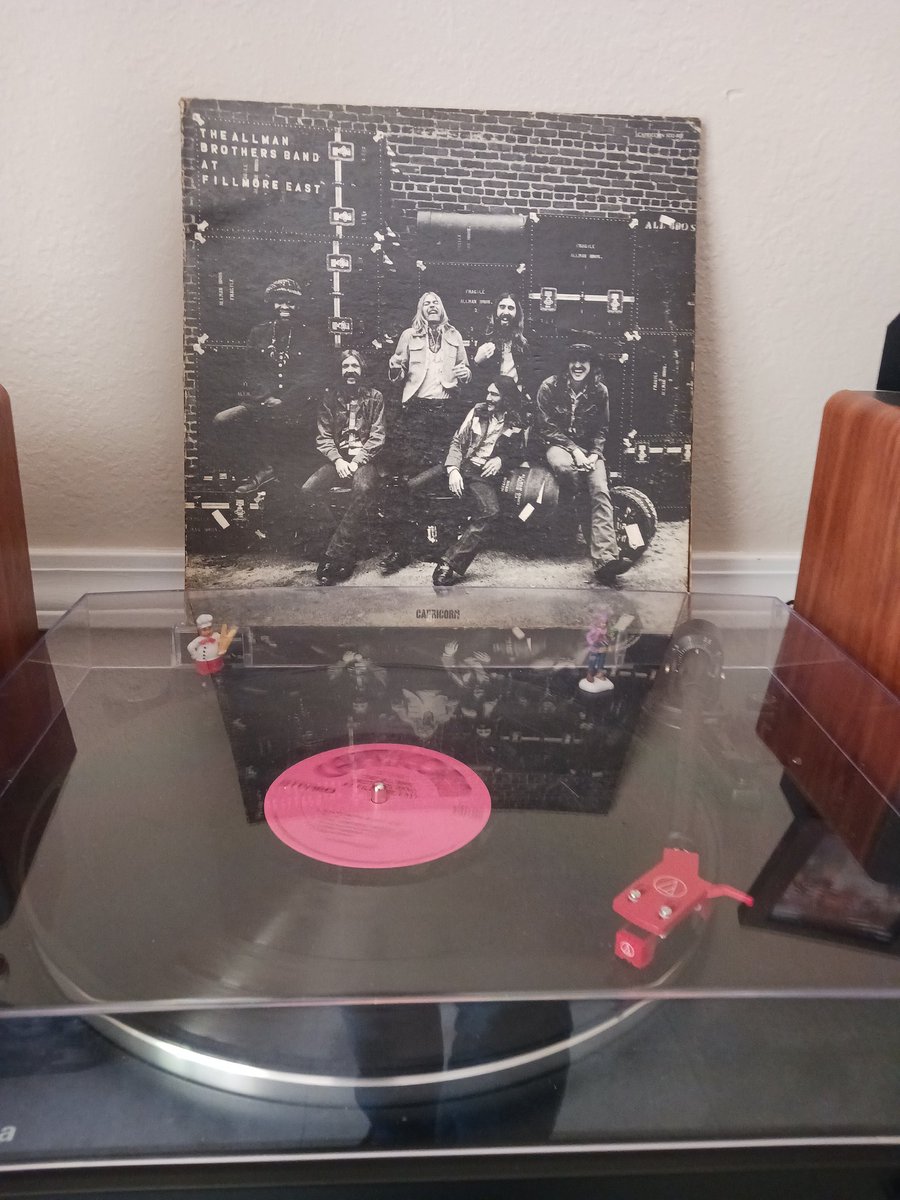 A double Lp with a 22 minute one side 'whipping post' Yo. This is a good live recording!!!