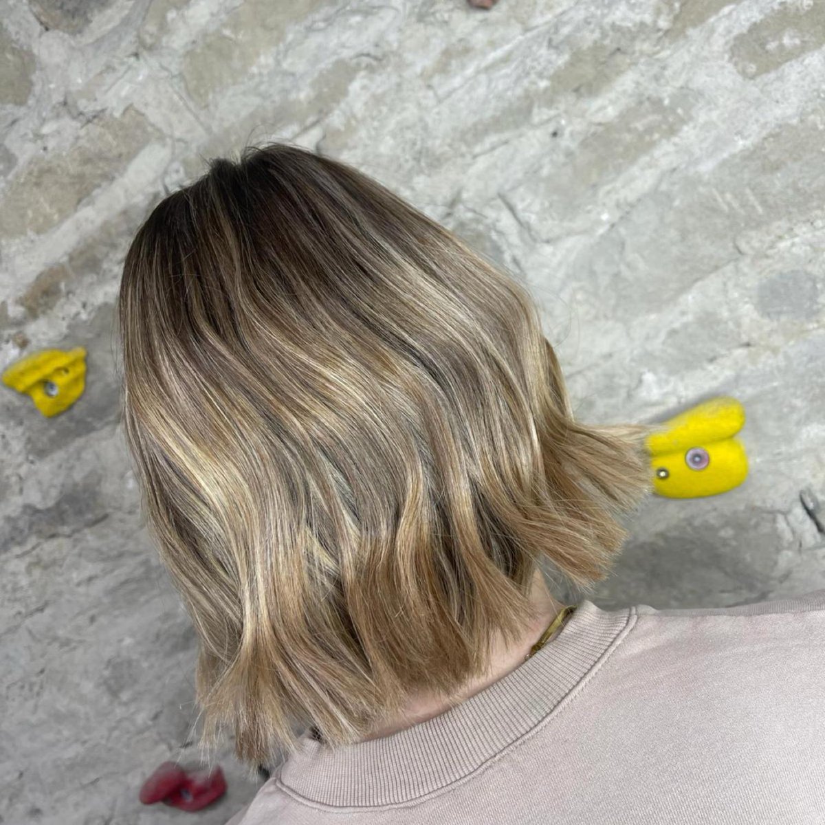 Absolutely in love with my new blonde bob balayage! 💇‍♀️✨ The perfect mix of blonde and caramel tones for a sun-kissed look. Feeling the whole new person vibes with this fresh new style! Call or book online to create your latest hair, #RubiesHairdressing #haircolor