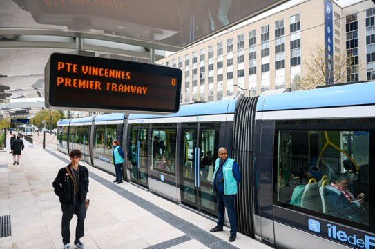 [#Tramway] Le prolongement du tramway @T3b_RATP de la Porte d'Asnières à la Porte Dauphine a été officiellement inauguré et mis en service ce matin, au pied de l'Université @Paris_Dauphine - PSL !🚊 📸 @JeanCASTEX @vpecresse @Anne_Hidalgo @MouhoudEm @P_Vergriete @Jeremy_Redler