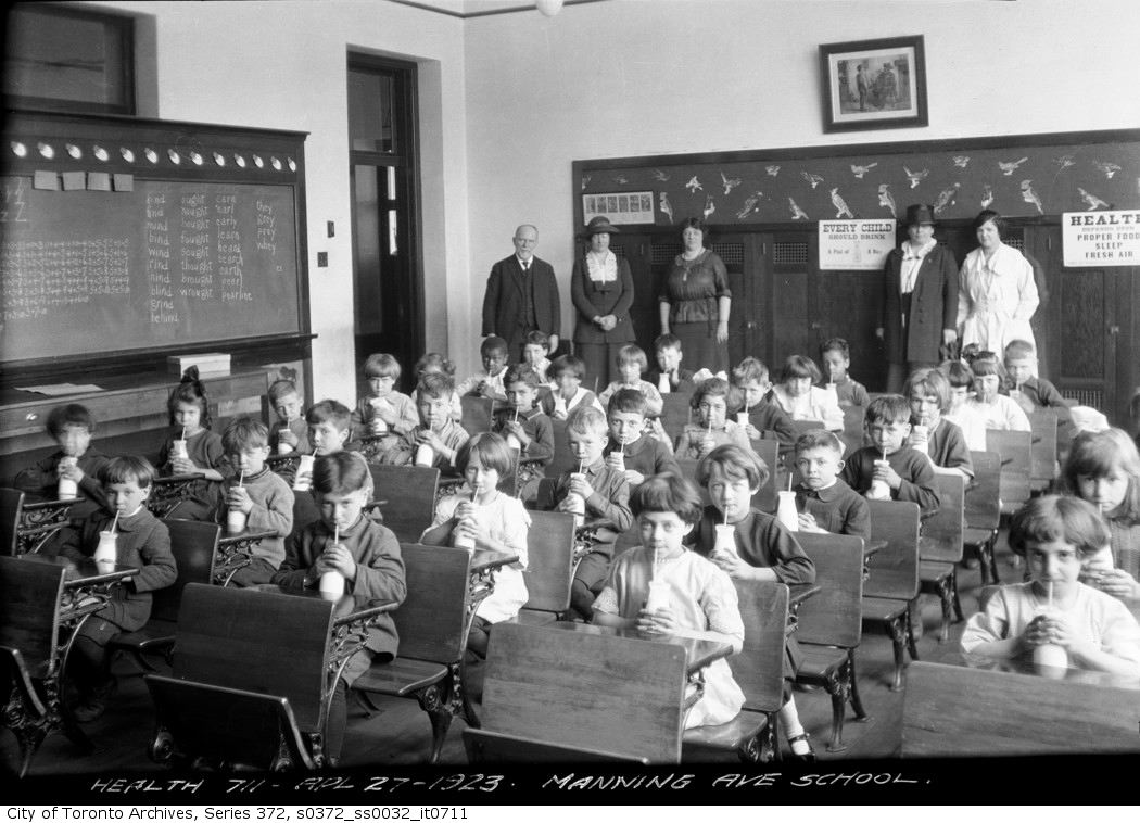 E is for education. Did you know the Toronto Archives offers free in-person and virtual curriculum-based education programs? Check out ow.ly/pFhJ50R2eoX. #ArchivesAtoZ #TorontoArchives #2024AAW