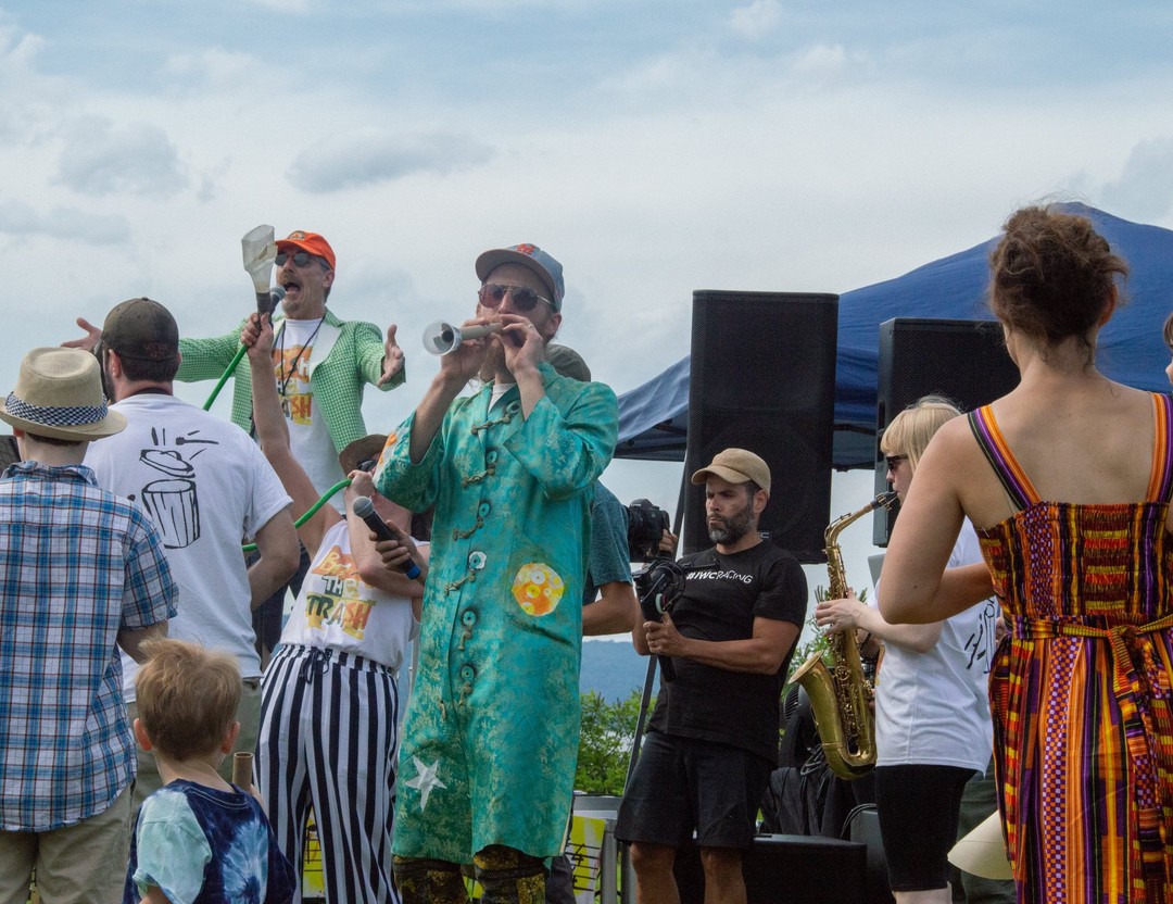 🎵 @BashTheTrash is coming to #DowntownBrooklyn Car-Free Earth Day! Watch them perform interactive songs that weave together science and fun — at Albee Square on Saturday, April 20 at 2:30 PM. 🌎 More info → bit.ly/DTBKearthday24 ❤️ Event sponsored by @RaisingCanes