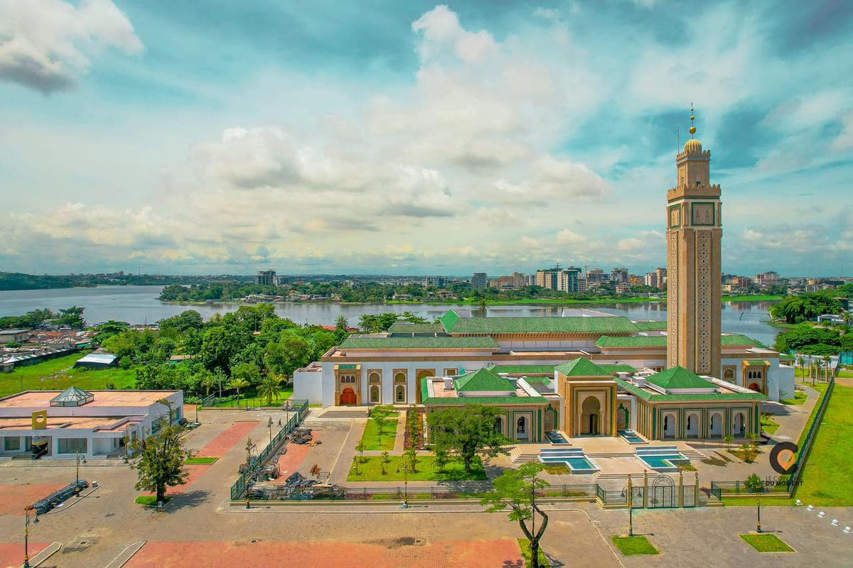 Ivoirowsky's tweet image. Je n'aime commenter les constructions de mosquées et églises en Afrique. On aurait pu ouvrir des écoles ou usines. La basilique de #Yamoussokro génère des emplois avec les touristes.  La mosquée offerte par le Maroc a Trechville.
#Civ225