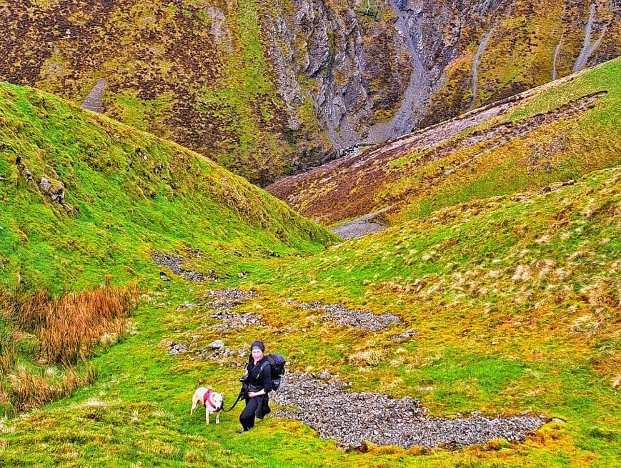 The M6 skirts The Howgill Fells, for many it will be the closest they get. At first glance they may be less spectacular than the mountains of the Lake District but once you start exploring you will realise what you are missing… #howgillfells #escapethecrowds @VisitEden