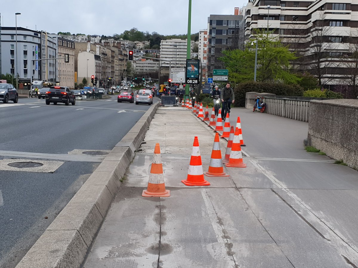 Bonne nouvelle, des travaux ont commencé pour la suppression des bosses sur le pont de Suresnes. Par contre, rien en vue pour la piste coté paris et les fameux trous et rigoles..