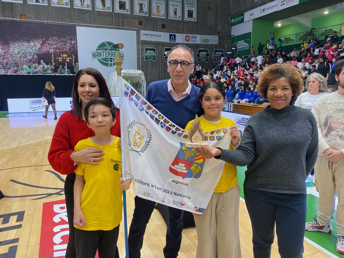 MHAmiable's tweet photo. Cérémonie de clôture du #Top92.
Une classe de CM2 de l’école Paul Eluard et leur enseignante représentaient @VilledeBagneux avec Mr Constantin son directeur, Mr Haddad, élu au sport et le service municipal.
Une belle aventure!
#JOParis2024 #génération2024 https://t.co/0TLKzVFQaf