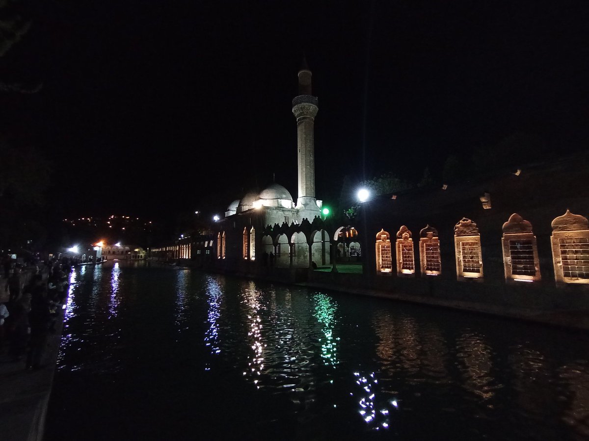 Tüm müslüman aleminin Balıklıgöl'de Kadir gecesi mübarek olsun.