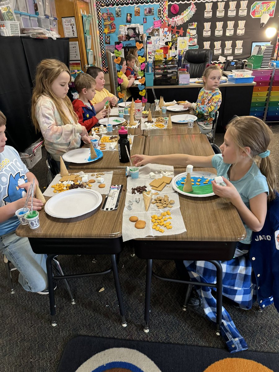 BohmSecondGrade's tweet photo. Landforms and bodies of water project day!!!! @SyringDragons @swartz_creek https://t.co/IGLczDh640