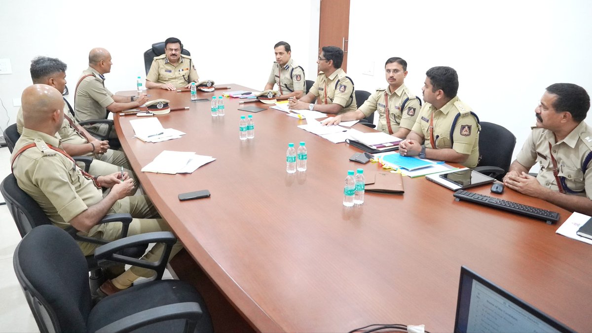 Hon'ble DG & IGP of Karnataka State Police, Dr. Alok Mohan, IPS, today visited Mangalore City & took review of City Police &all districts of Western Range to review the arrangements made towards ensuing Parliamentary Elections, 2024. @DgpKarnataka,@KarnatakaCops, @AnupamAgarwal16