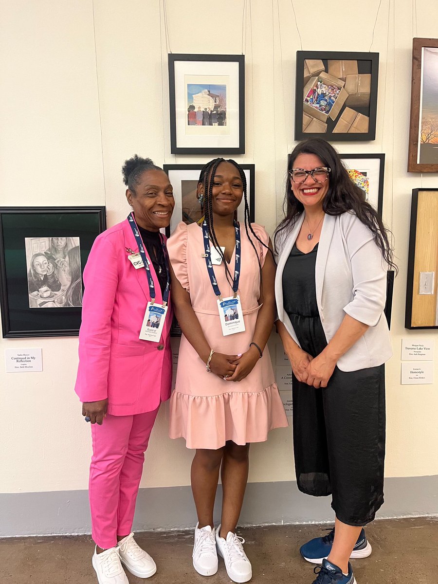 Calling all high school students in Michigan's 12th Congressional District! Submissions for our Congressional Art Competition are now open. You have the chance for your art to be displayed at the U.S. Capitol. For more information visit tlaib.house.gov/congressional-….