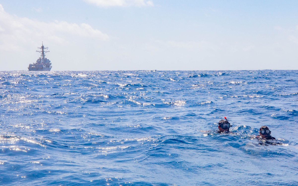 USNavy's tweet photo. #USNavy Photos of the Day:
1️⃣ #USSGravely (DDG 107) conducts search and rescue (SAR) swimmer training during small boat operations in the Gulf of Aden, March 19
2️⃣ #USSHiggins (DDG 76) conducts a replenishment-at-sea (RAS) while operating in the Philippine Sea, March 29
3️⃣ Adm. Stephen Koehler, commander, U.S. Pacific Fleet, left, salutes @USNavyCNO  Adm. Lisa Franchetti, during the COMPACFLT change of command ceremony onboard Joint Base Pearl Harbor-Hickam, April 4
4️⃣ #USSHiggins (DDG 76) launches a Standard Missile 2 during a live-fire exercise in the Philippine Sea, April 5
VIEW the U.S. Navy photo gallery at: https://t.co/pL7HrT5JMR