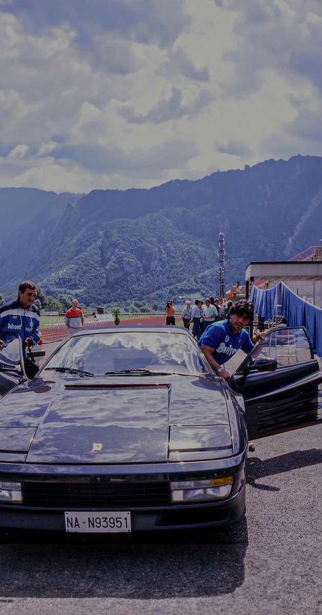 Diego y la Ferrari negra, con un paisaje alucinante luciéndose por detrás.

Ni Picasso. 🇦🇷😮‍💨