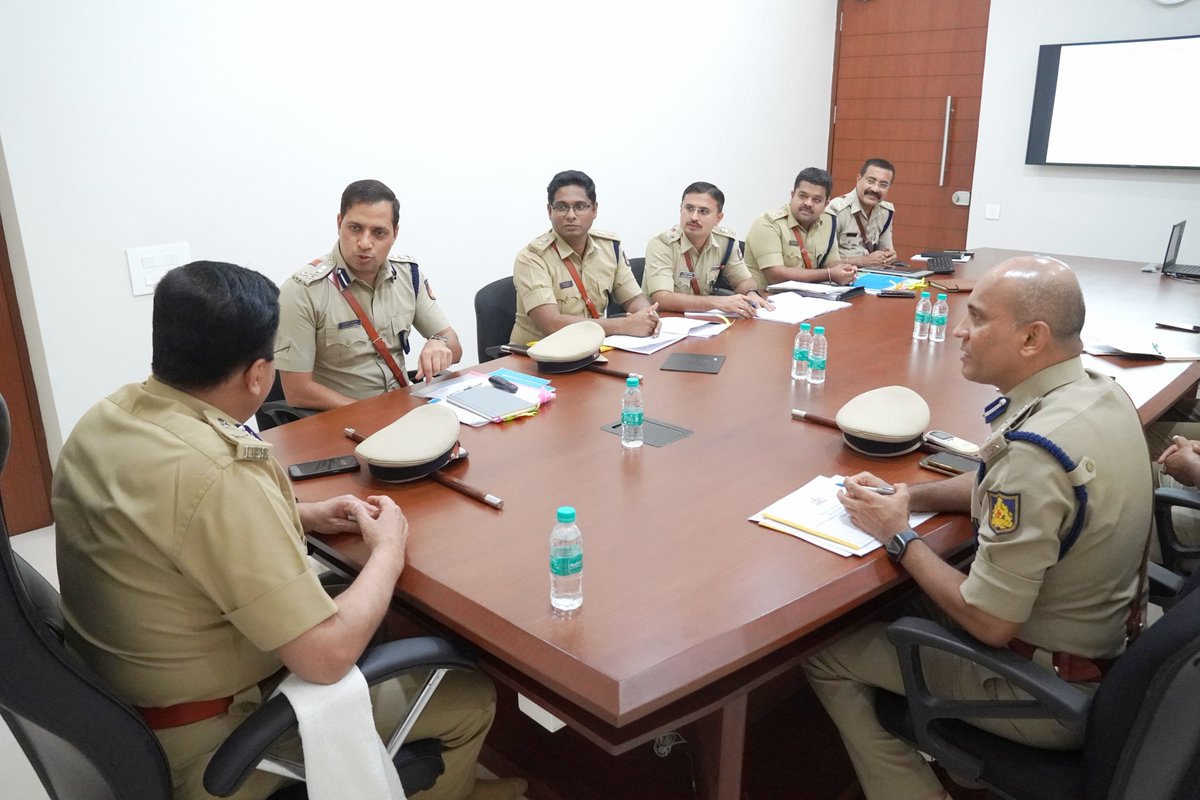 Sir instructed us to be prepared for upcoming elections in all aspects, ensure the force is kept in utmost discipline, all events are attended by senior officers personally, and to work in close coordination with our counterparts across state.@DgpKarnataka,@AnupamAgarwal16