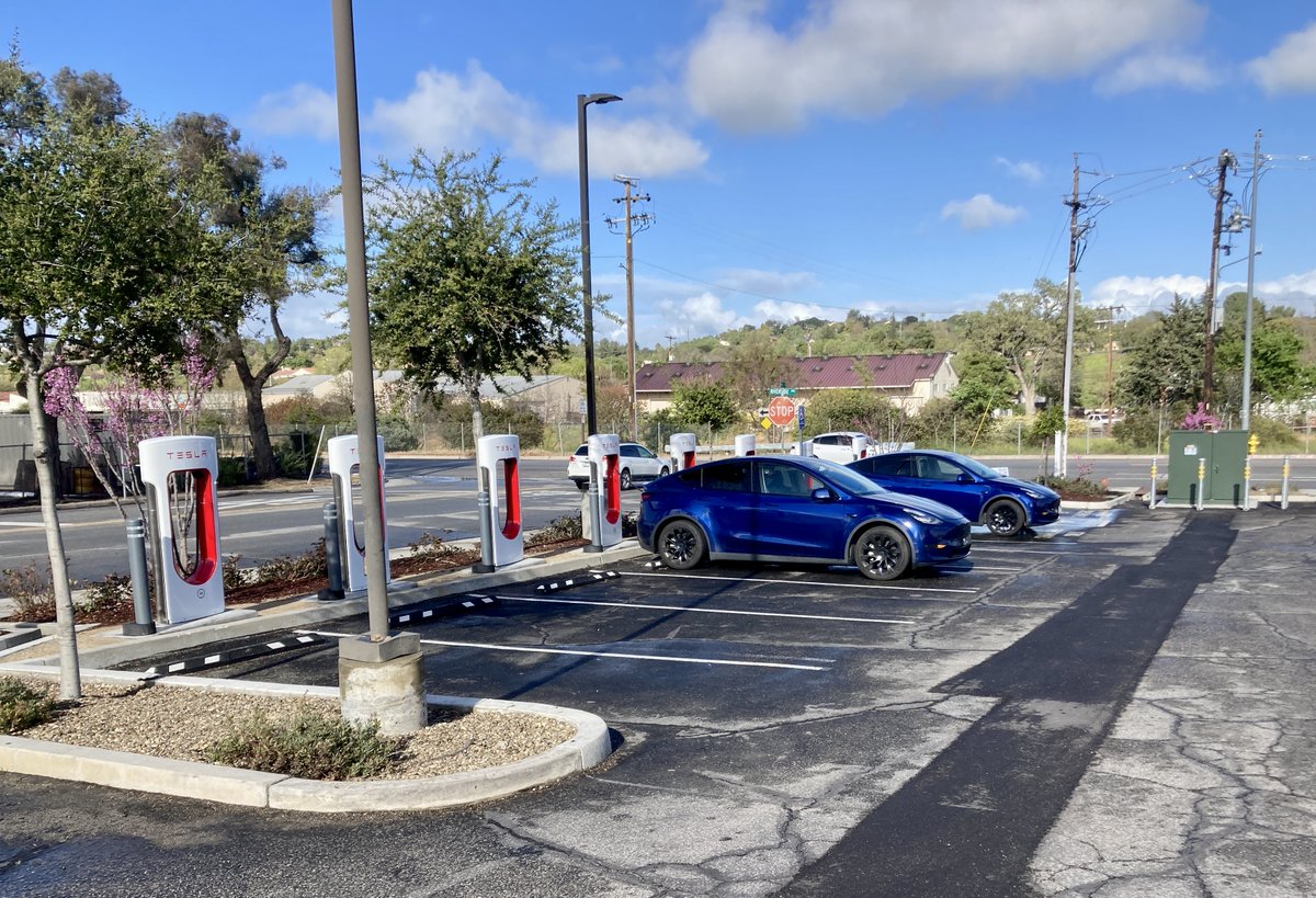 New Tesla Supercharger: Paso Robles, CA - Riverside Avenue (8 stalls) tesla.com/findus?locatio…