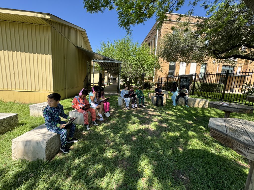 It’s a beautiful day to enjoy our outdoor classroom 🌞@PLSamHouston <a href="/PersonalizeDISD/">Personalize Dallas ISD</a> <a href="/dallasschools/">Dallas ISD</a>